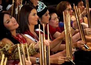 Lagu Resmi Piala Dunia 2014 Dapat Sentuhan Angklung 