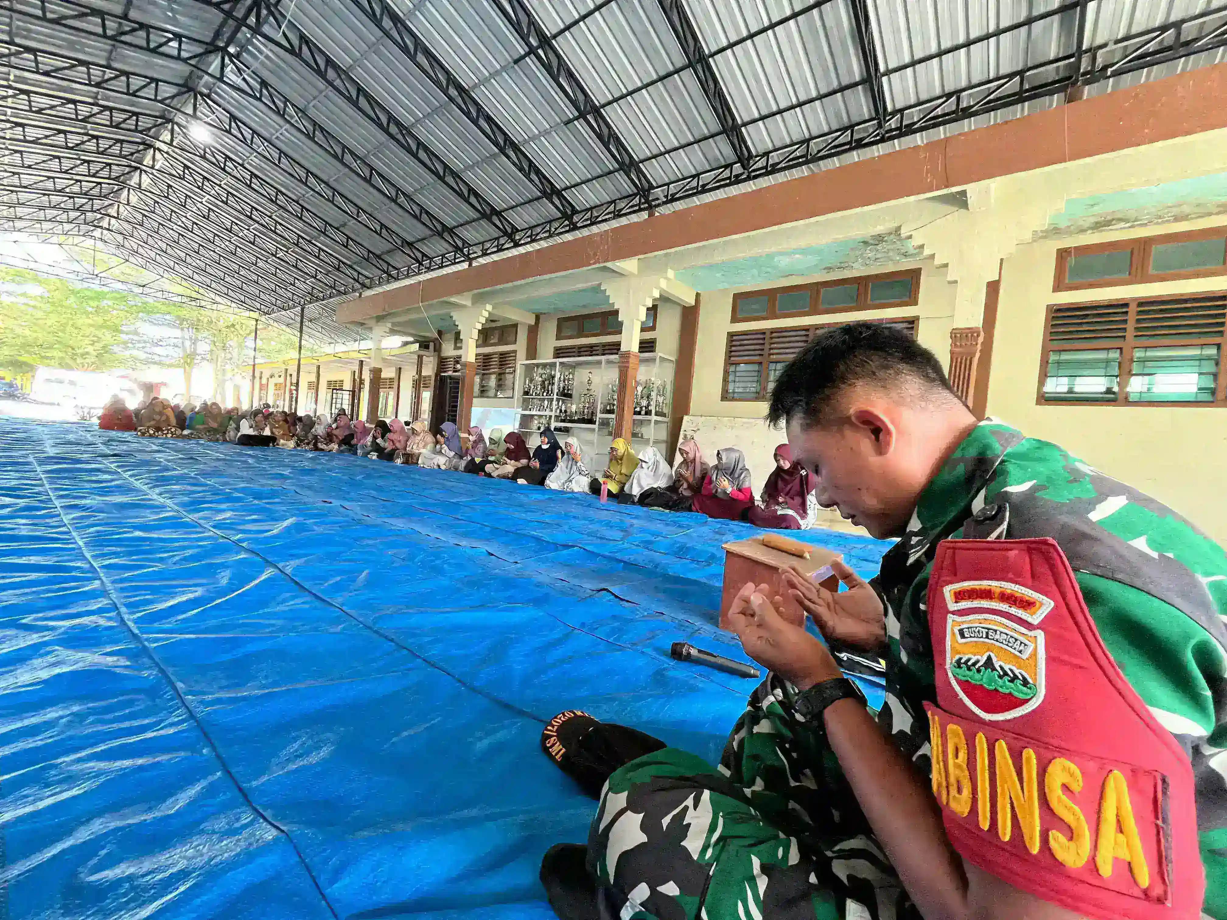 Wujud Kepedulian TNI, Babinsa Perdagangan Turut Sukseskan Rapat Komite MAN Simalungun
