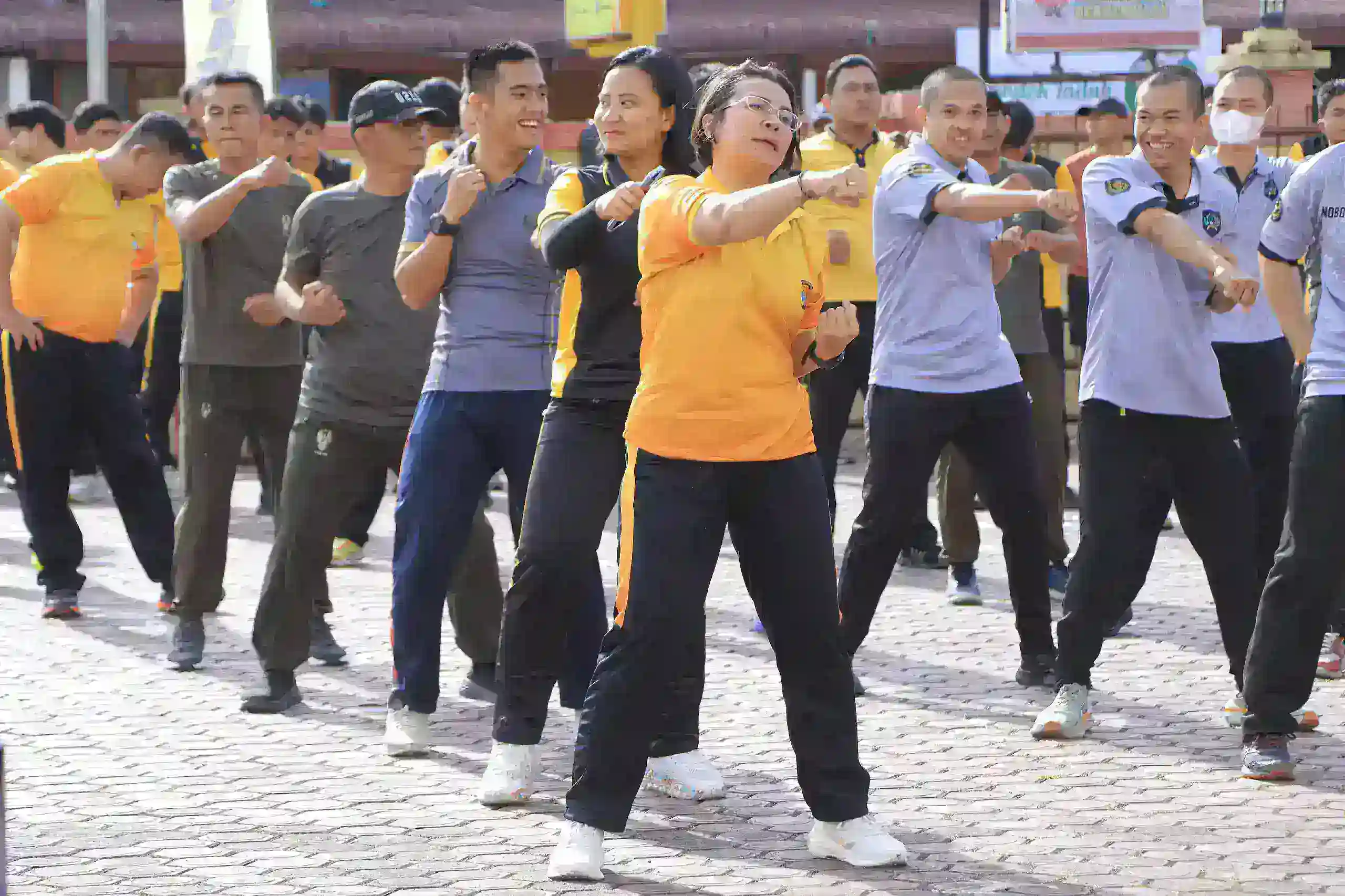 Sinergi Jelang Hari Bhayangkara Ke-80, Polres Samosir Dan Forkopimda Perkuat Kebersamaan Lewat Olahraga Bersama.