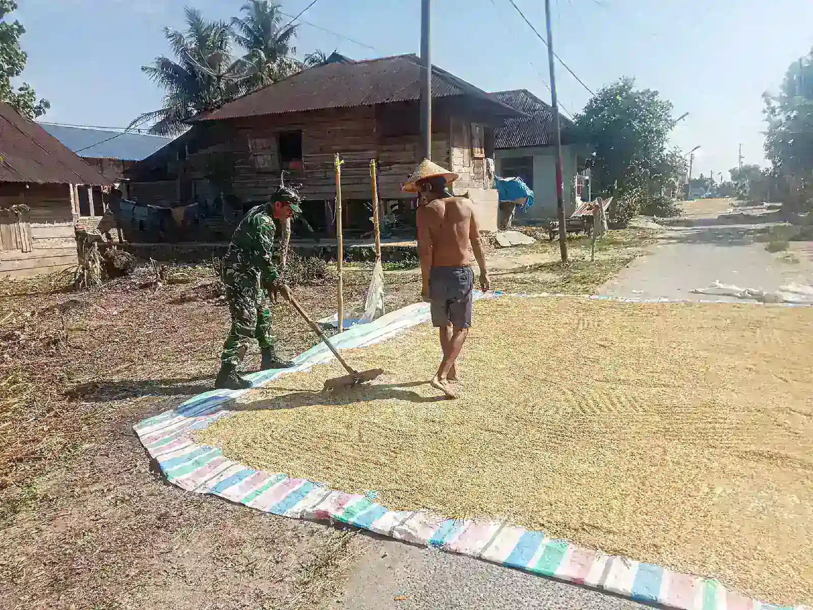 Babinsa Koramil 03/Siantar Selatan Komsos dengan Petani, Perkuat Kedekatan TNI Dan Rakyat.