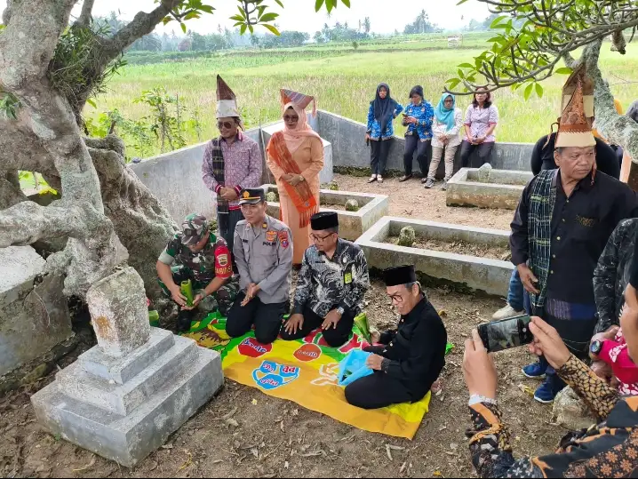 Ziarah Bersama di Gunung Malela, Babinsa Perkuat Silaturahmi Dan Nilai Spiritual.