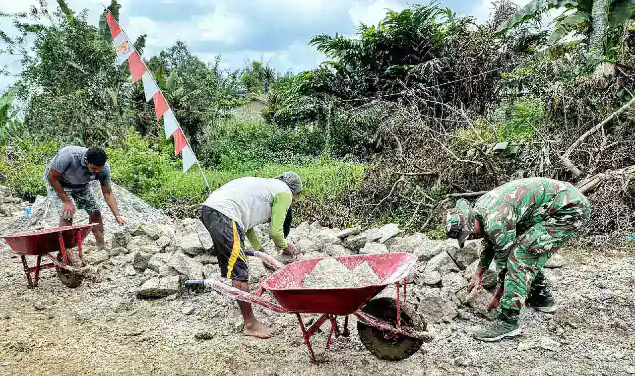 Satgas TMMD Ke-127 Kodim 0207/Simalungun Bersama Warga Laksanakan Pengerjaan Saluran Drainase di Nagori Bahapal