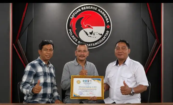 KPKM RI Bersama LBH KPKM RI Serahkan Piagam Penghargaan Kepada Kasat Narkoba Polres Pematangsiantar atas Pengungkapan 1 Kilogram Sabu.