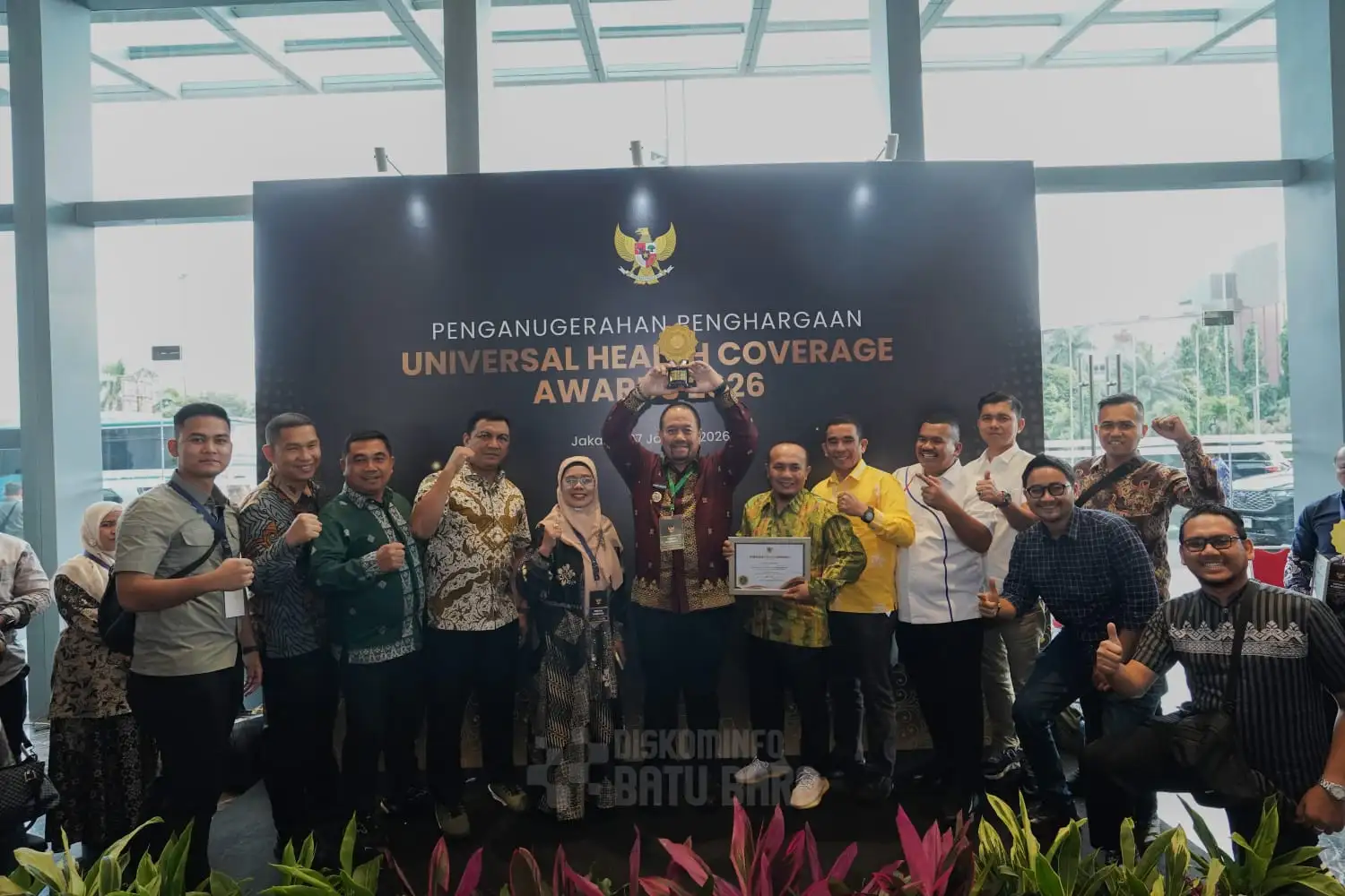Komitmen Jamin Kesehatan Masyarakat, Bupati Batubara Terima Penghargaan UHC Pratama