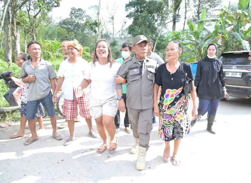 Bupati Tapteng Tinjau Lokasi Hunian Sementara di Kecamatan Sitahuis