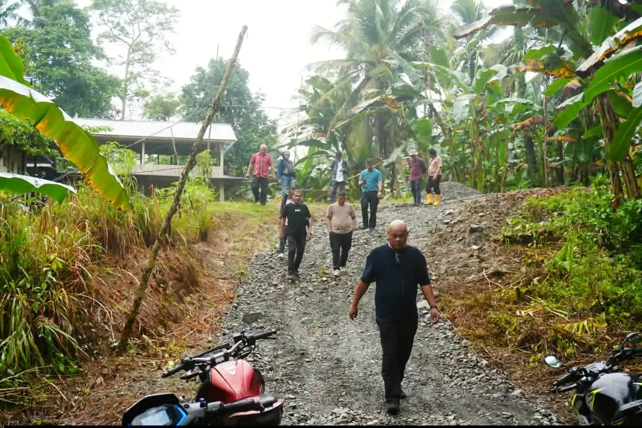 Jalan Kaki 5 KM, Bupati Nias Utara Tinjau Infrastruktur Perbatasan,  IKMANIRA: Sang Motivator dan Inspiratif
