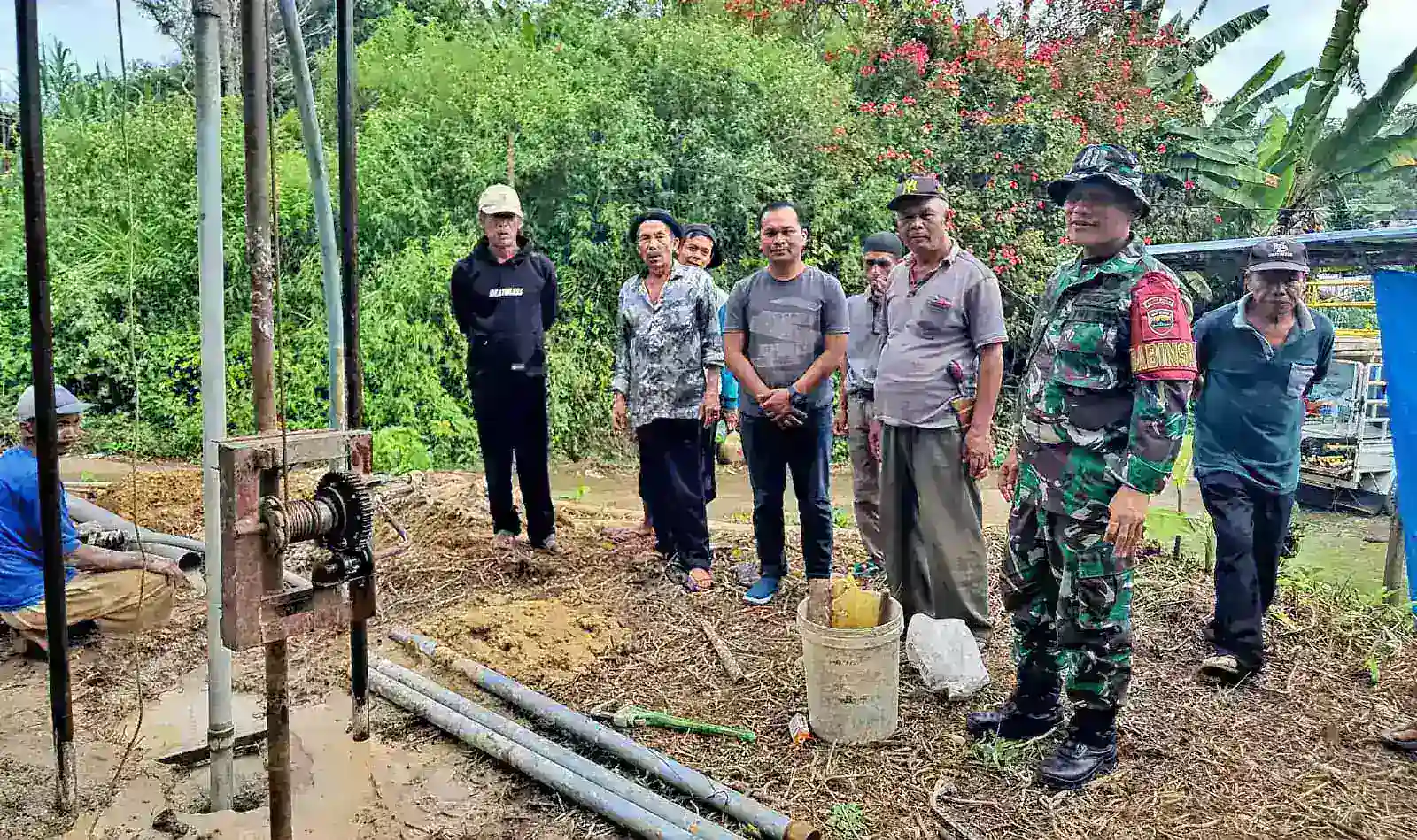 Satgas TMMD Ke-127 Kodim 0207/Simalungun dan Warga Gotong Royong Bangun Sumur Bor di Nagori Dame Raya
