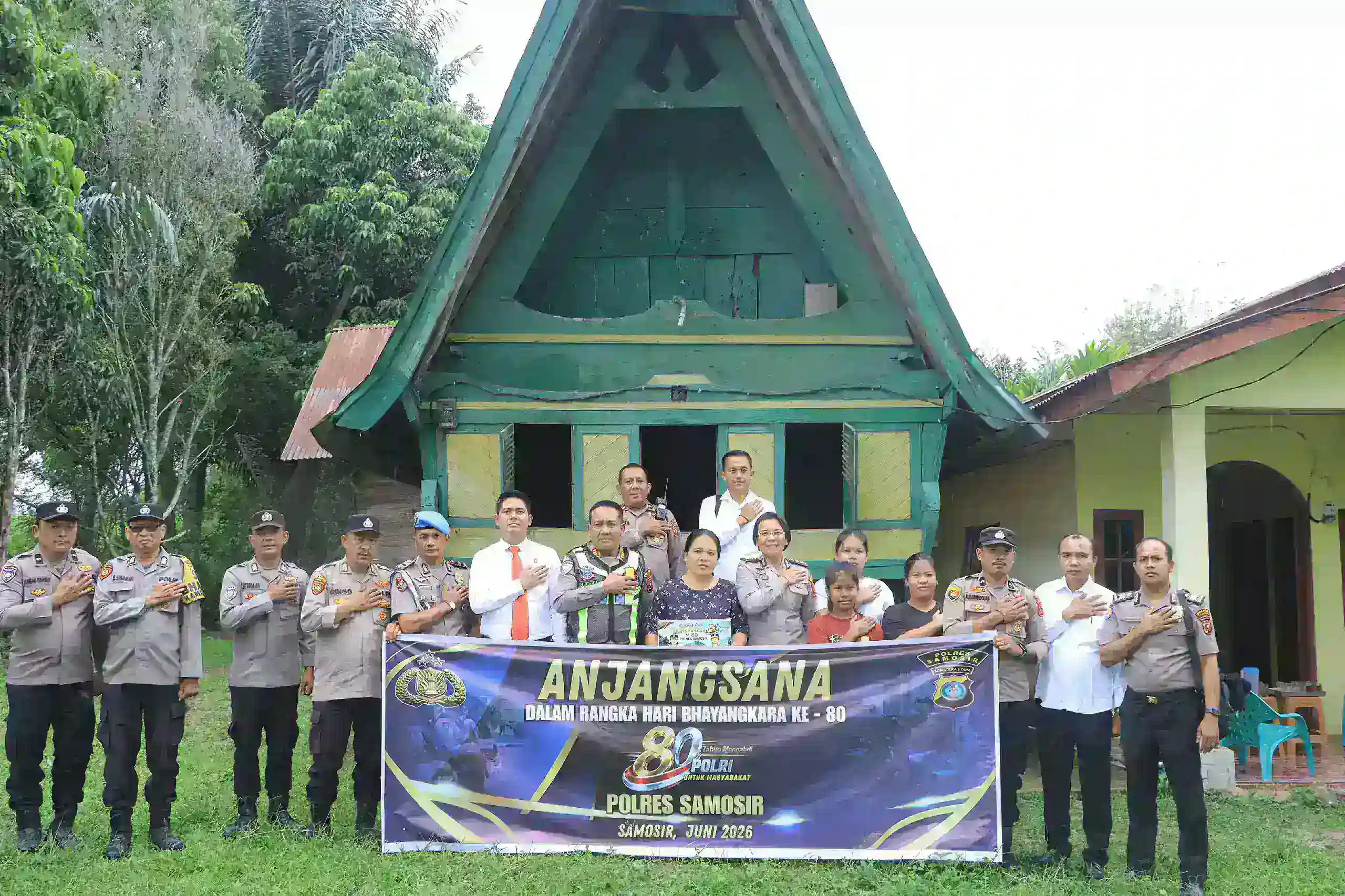 Jelang HUT Bhayangkara Ke-80, Polres Samosir Gelar Anjangsana Dan Salurkan Bantuan Kepada Warakauri.