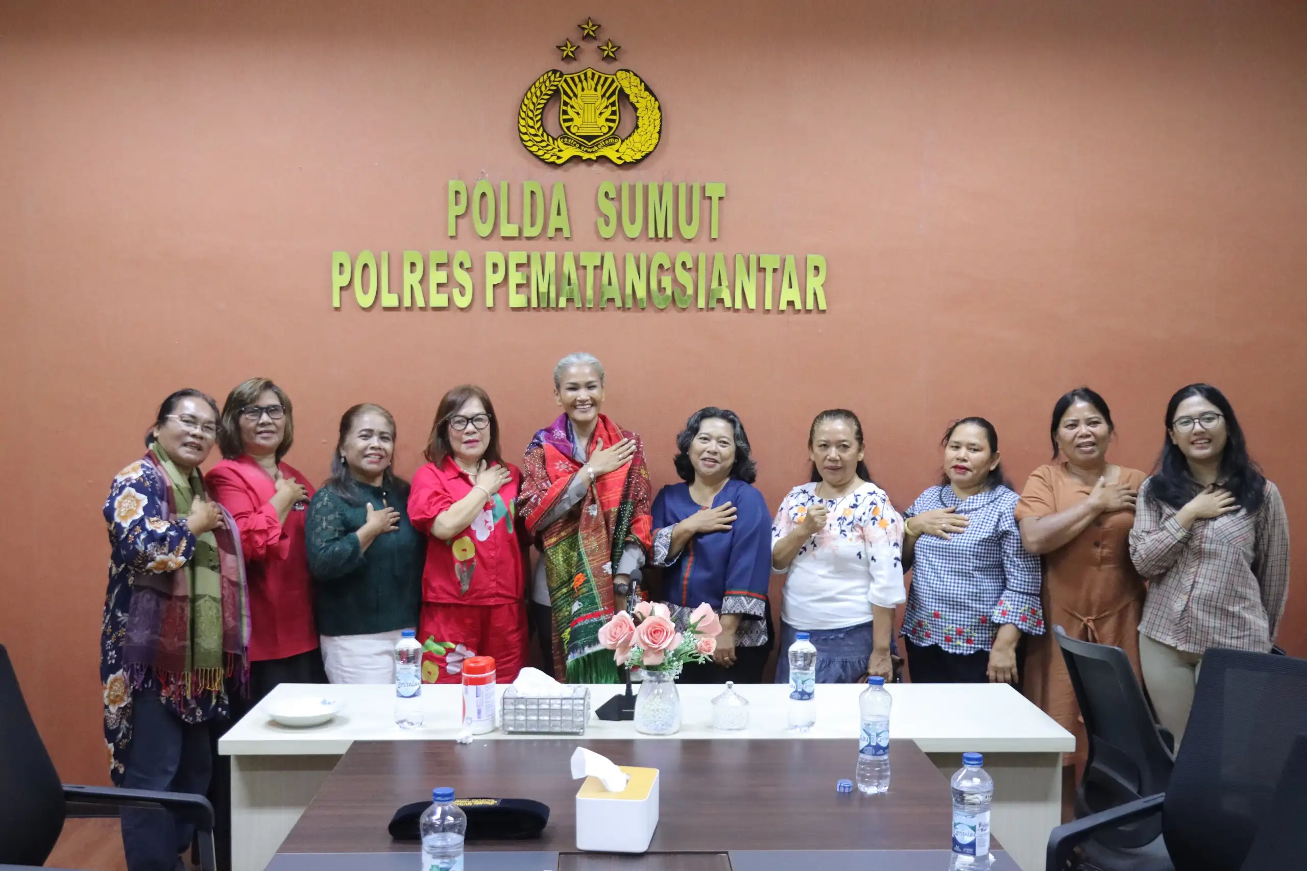Kaplres  PemtangSiantar  Terima Ulos Kehoratan  Dari  Pomparan Toga Pandiangan Se Dunia Sebagai Simbol Doa Dan Dukuan Dalam Menjalankan Tugas Negara.