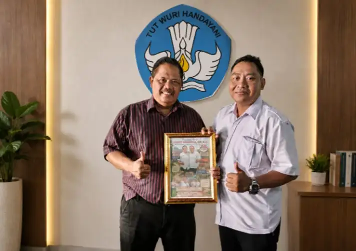 Pemberian Karikatur Perjalanan Karier Edward Simarmata: Bentuk Penghormatan Menjelang Purna Tugas, KPKM RI Apresiasi Dedikasi Dunia Pendidikan.