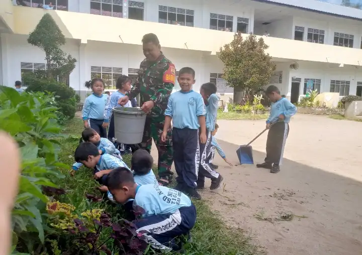 Babinsa Tiga Balata Ajak Siswa SD Tanamkan Cinta Lingkungan Sejak Dini