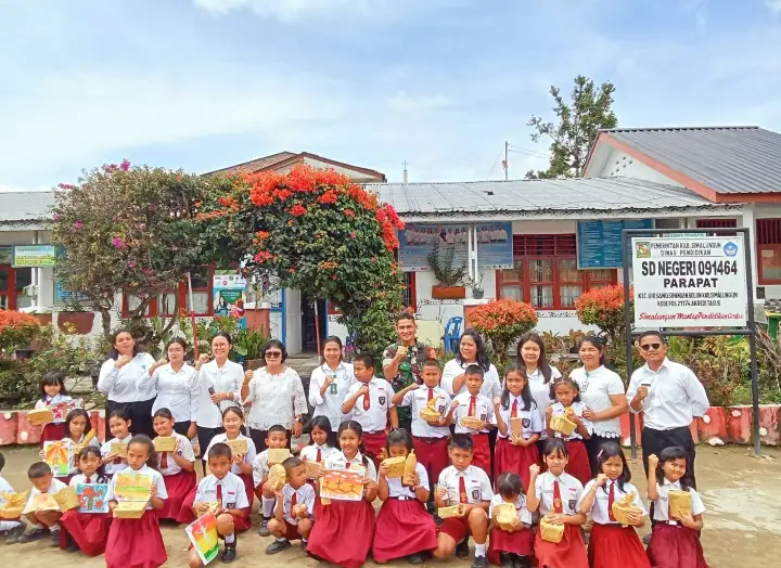 Babinsa Koramil 11/Girsang Sipangan Bolon Hadirkan Kehangatan Paskah Bersama Siswa SD Negeri 091464 Parapat.