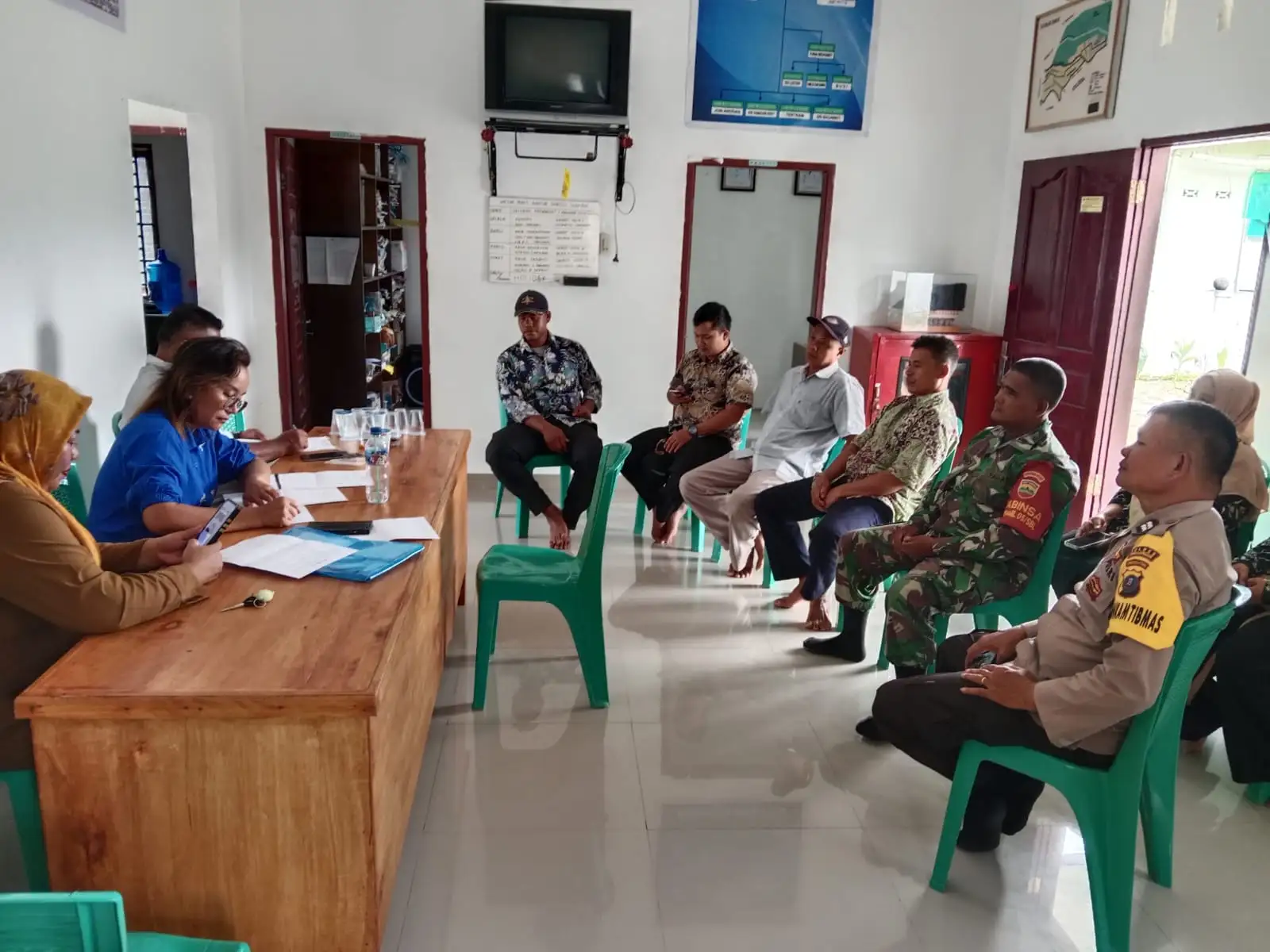 Babinsa, Bhabinkamtibmas Dan Aparat Nagori Duduk Bersama Bahas Keamanan Lingkungan Di Nagori Kahean.