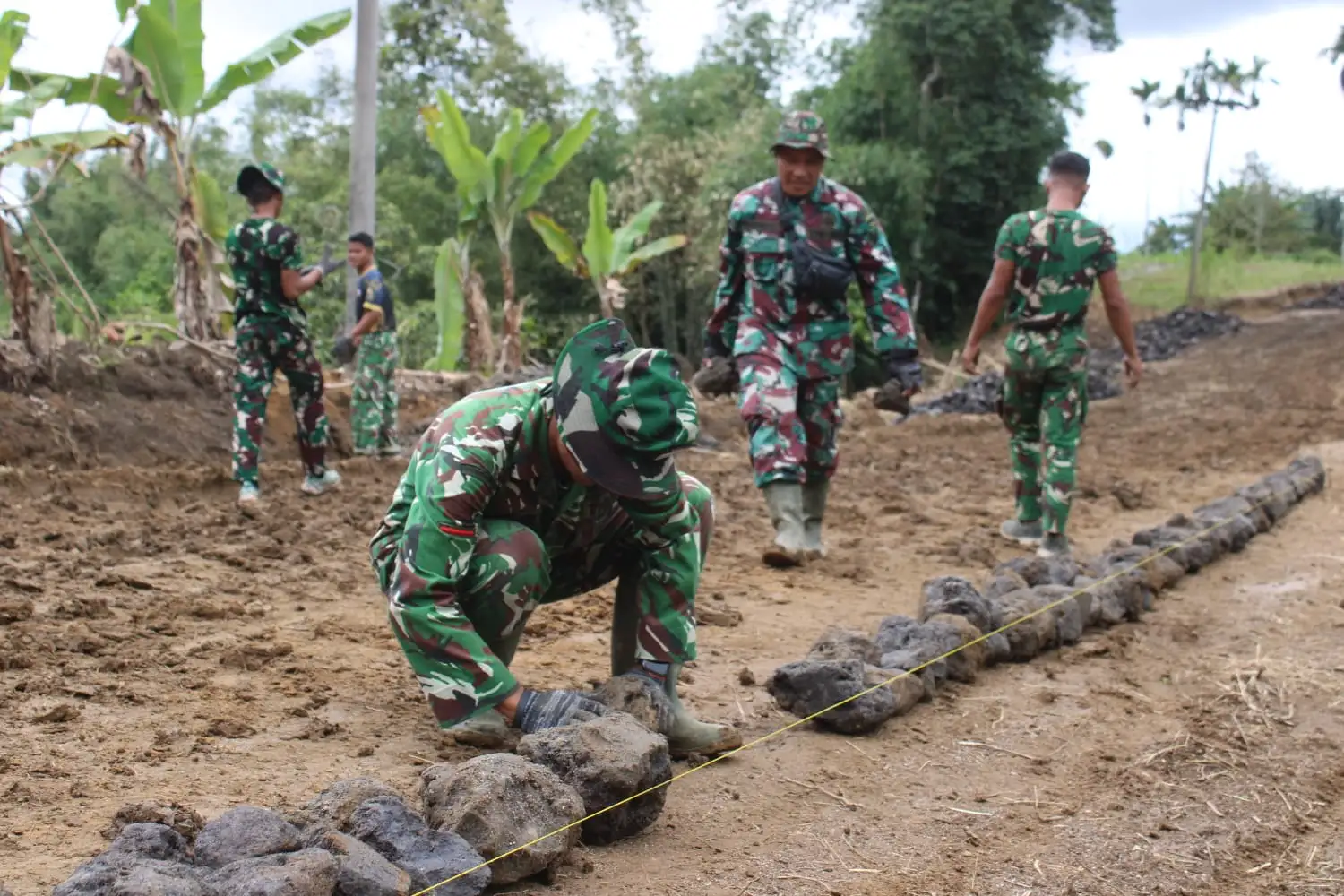 Satgas TMMD Ke-127 Kodim 0207/Simalungun Kebutan Pekerjaan Telford Di Nagori Limag.