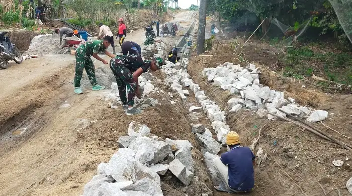 Semangat Tidak Surut, Satgas TMMD Ke-127 Lanjutkan Pembuatan Drainase Di Nagori Bahapal.