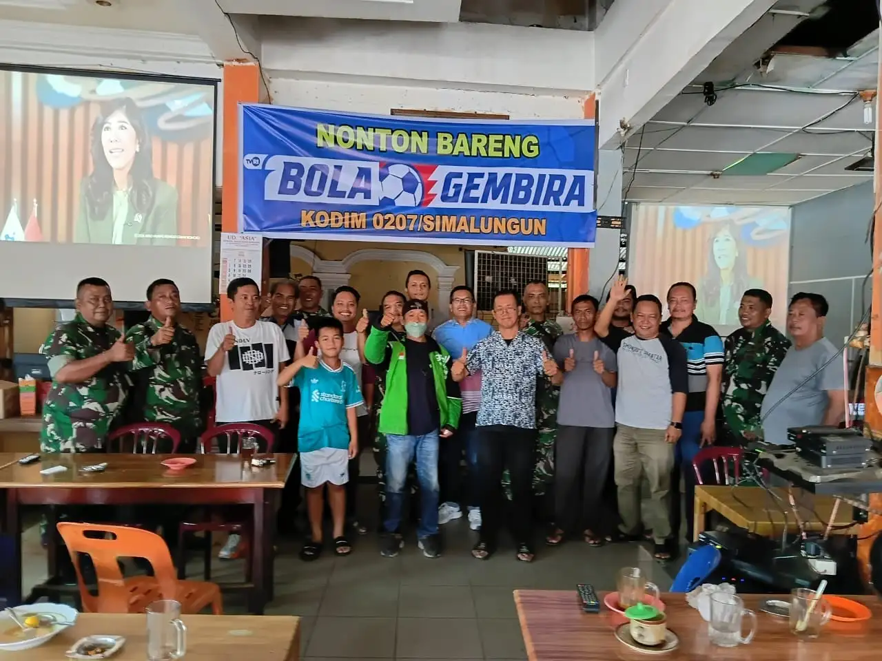 Nobar Kebangsaan Penuh Keakraban, TNI Dan Warga Siantar Timur Saksikan Kemenangan USA Atas Paraguay.