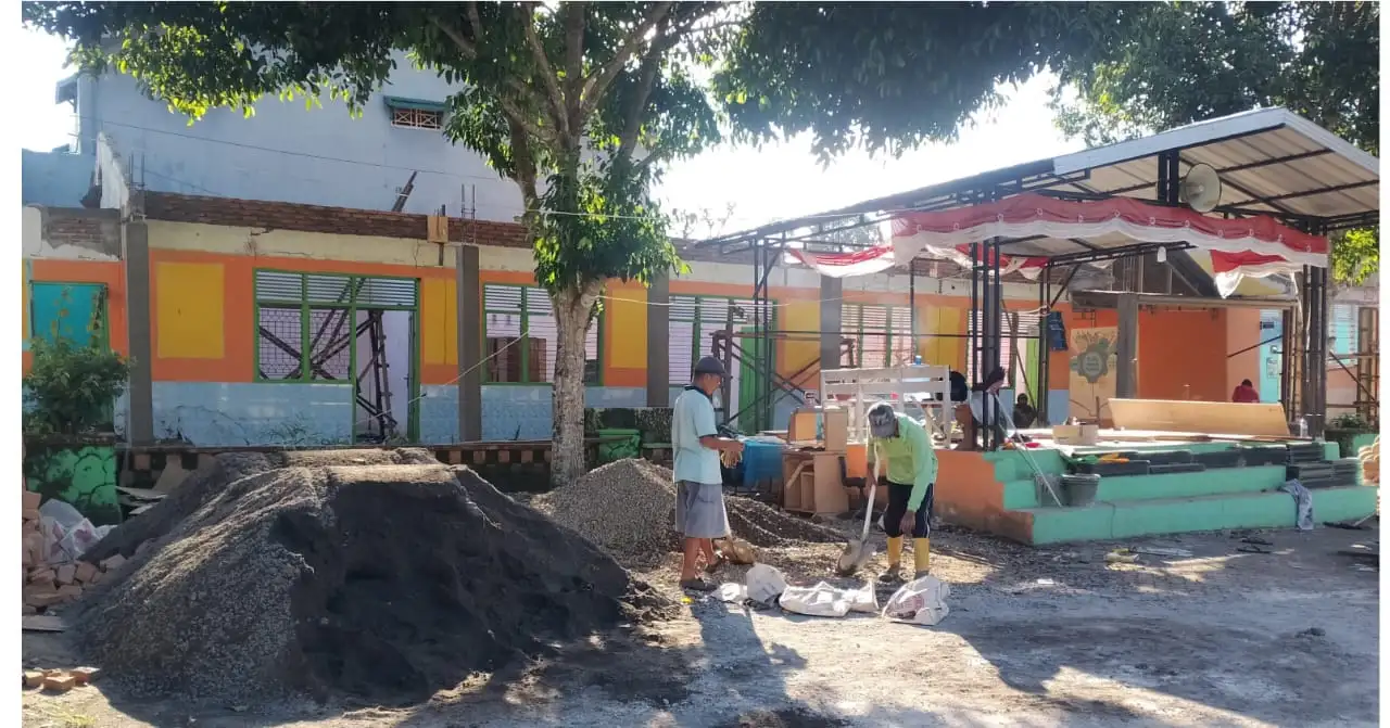 Proyek Perbaikan SMPN 39 Bulukumba Rp1,58 Tuai Kritik, Pekerja Diduga Tanpa APD dan Papan Informasi Kosong