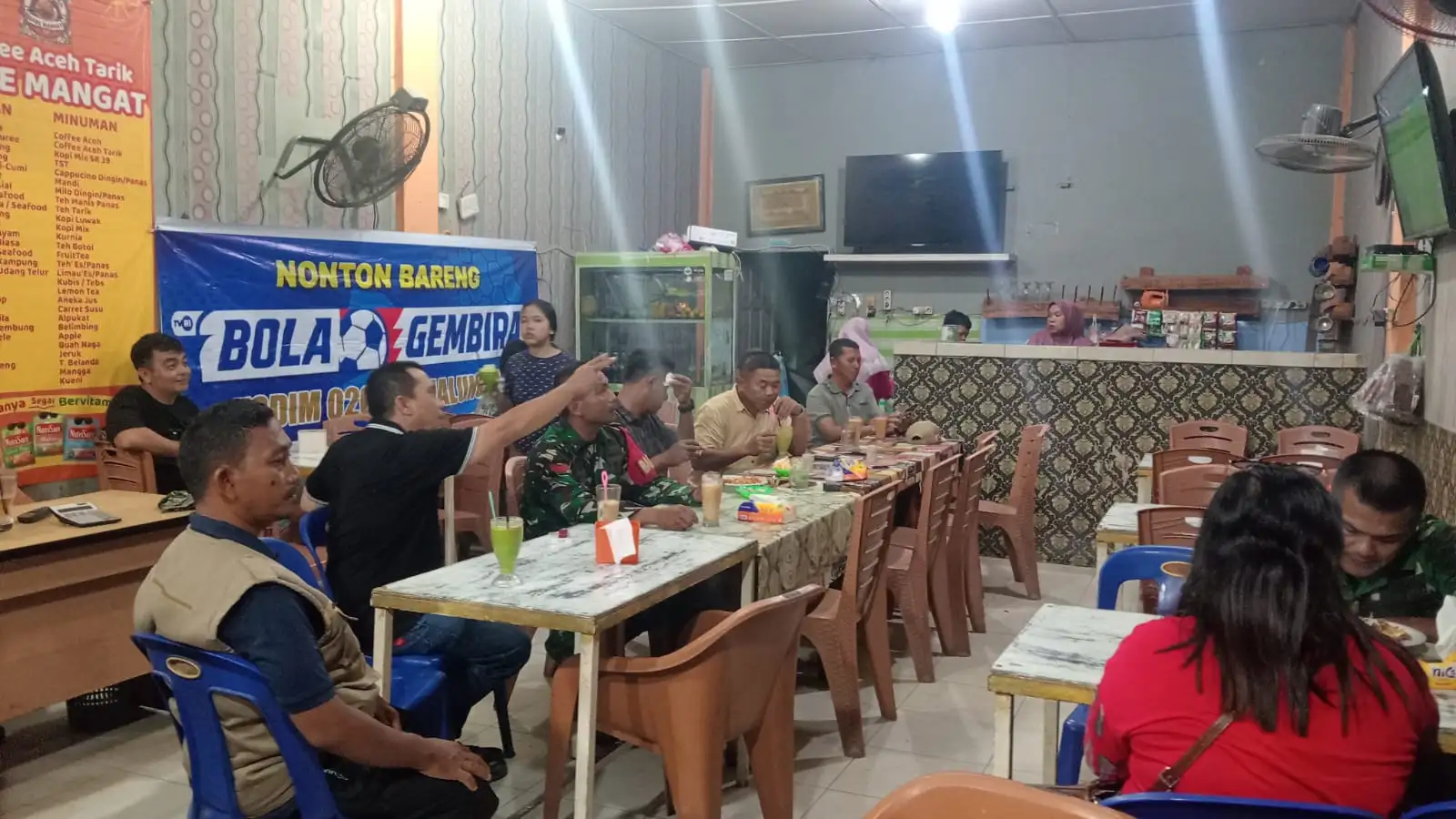 Kodim 0207/Simalungun Dan Warga Nobar Piala Dunia 2026, Kebersamaan Menghangatkan Dini Hari.