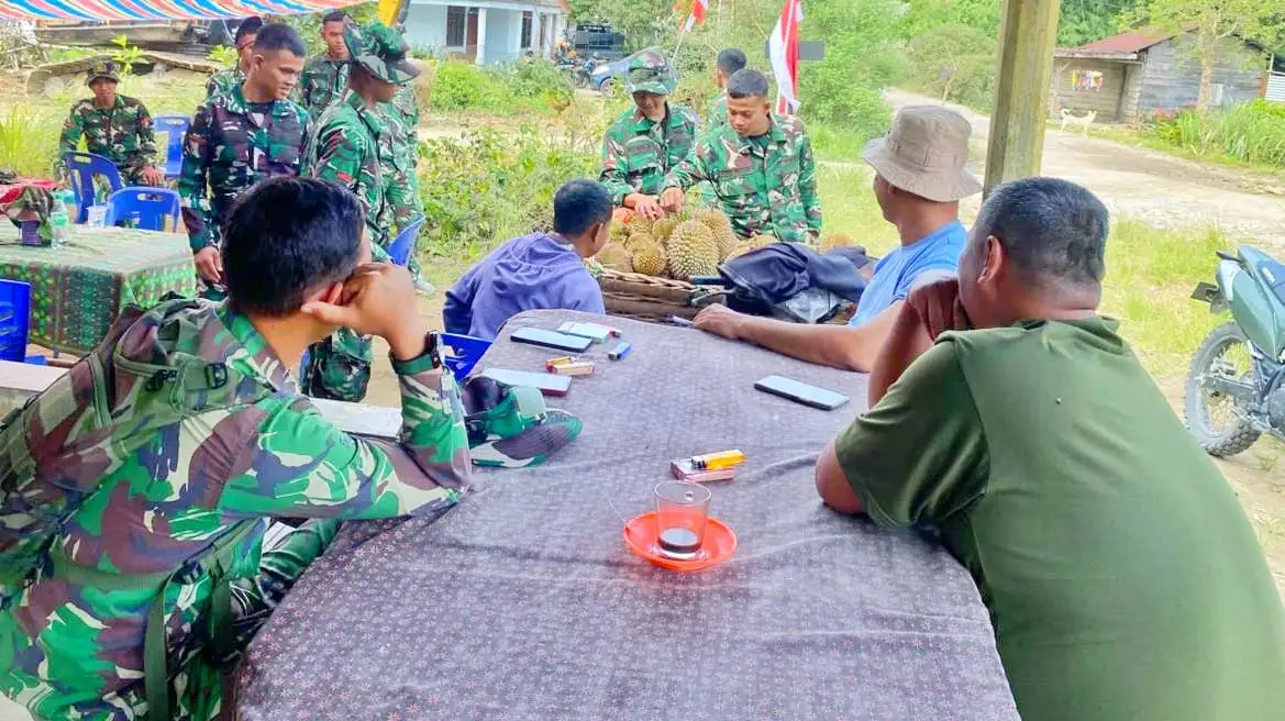 Borong Durian Warga, Satgas TMMD Ke-127 Kodim 0207/Simalungun Bantu Dongkrak Ekonomi Petani