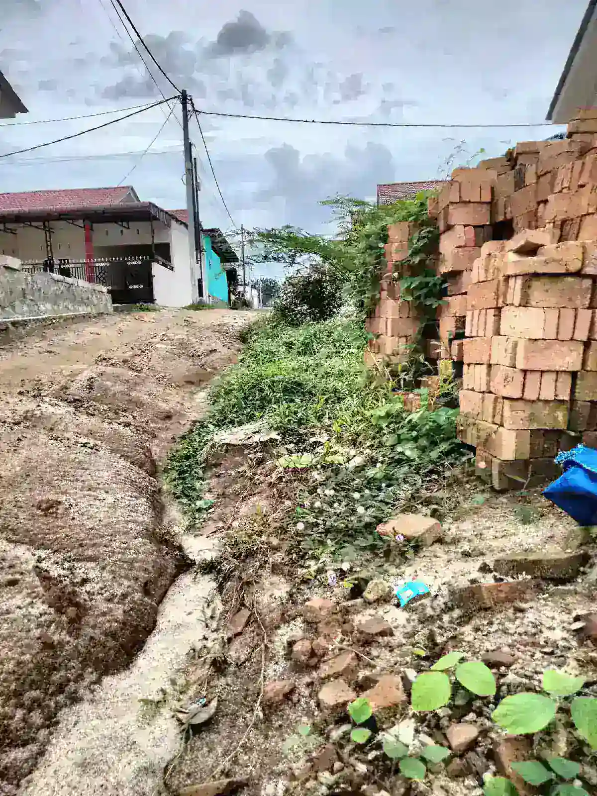 Warga Moro Kopi Land Murka, Jalan Rusak Parah Diduga Diabaikan Developer.