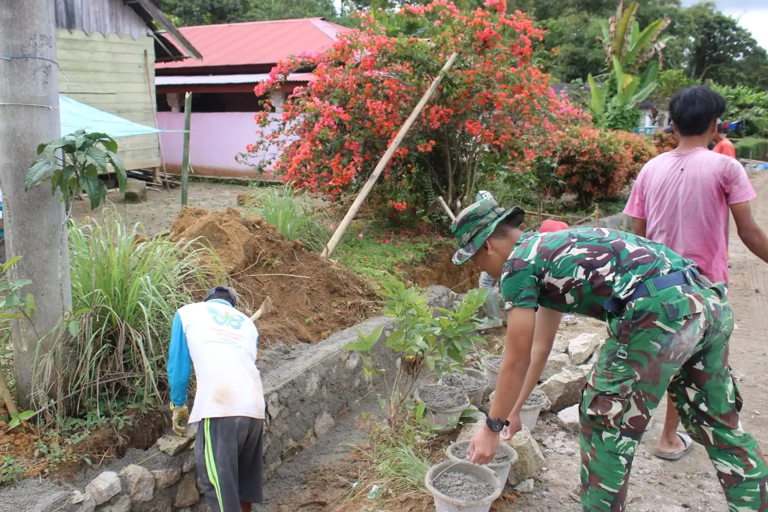 Pembangunan Drainase TMMD Ke-127 Kodim 0207/Simalungun Masuki Tahap Plesterisasi Di Nagori Bahapal.