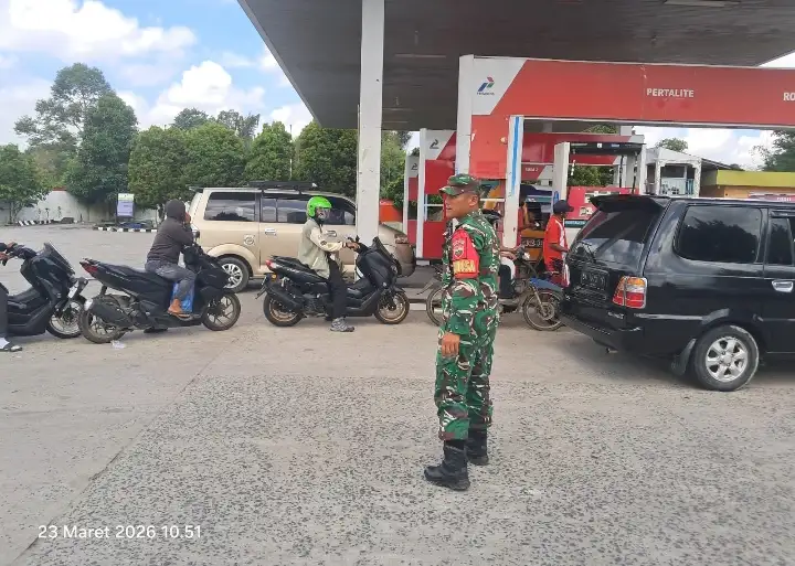 Babinsa Koramil 14/Raya Pantau Ketersediaan BBM Dan Arus Lalu Lintas Di Hari Ketiga Lebaran