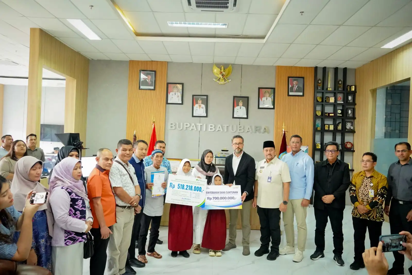 Bupati Batubara Serahkan Bantuan kepada Keluarga Korban Kebakaran PT EVYAP