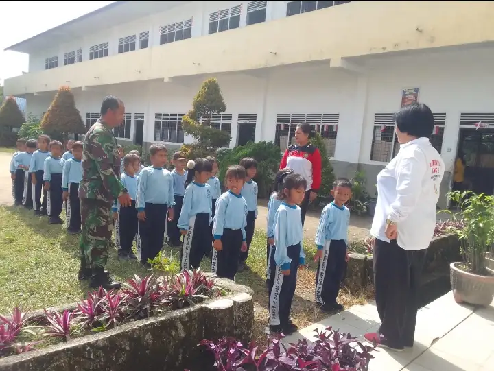 Tanamkan Disiplin Sejak Dini, Babinsa Koramil Tiga Balata Beri Pelatihan PBB kepada Siswa SD Plus Balata.