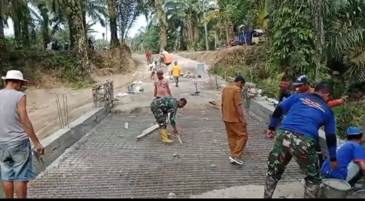 TNI Bersama Masyarakat Percepat Pembangunan Jembatan Aramco Di Tanah Jawa