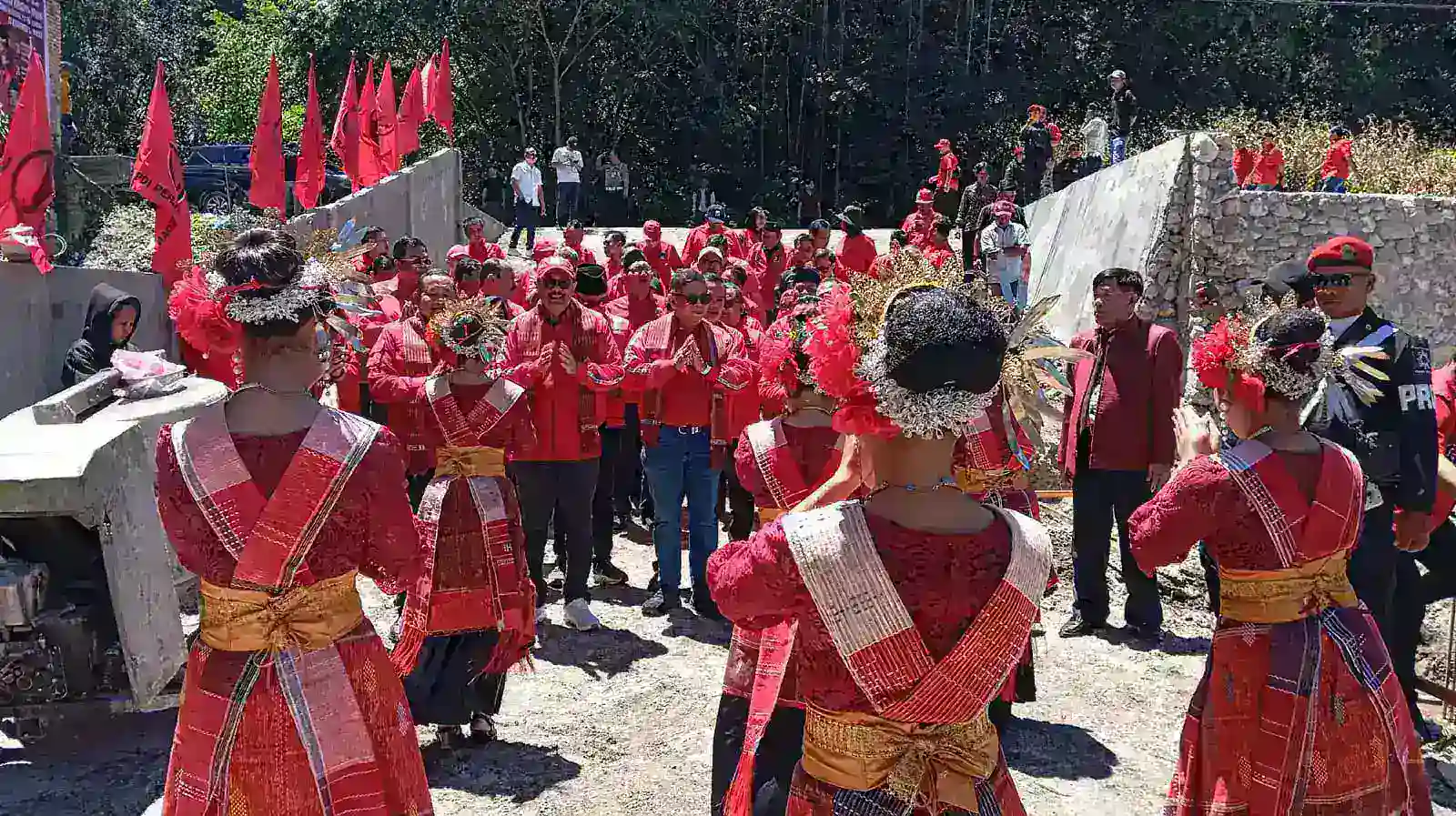 Hasto Kristiyanto Letakkan Batu Pertama Kantor DPC PDI Perjuangan Samosir: “Harus Menjadi Rumah Rakyat”.