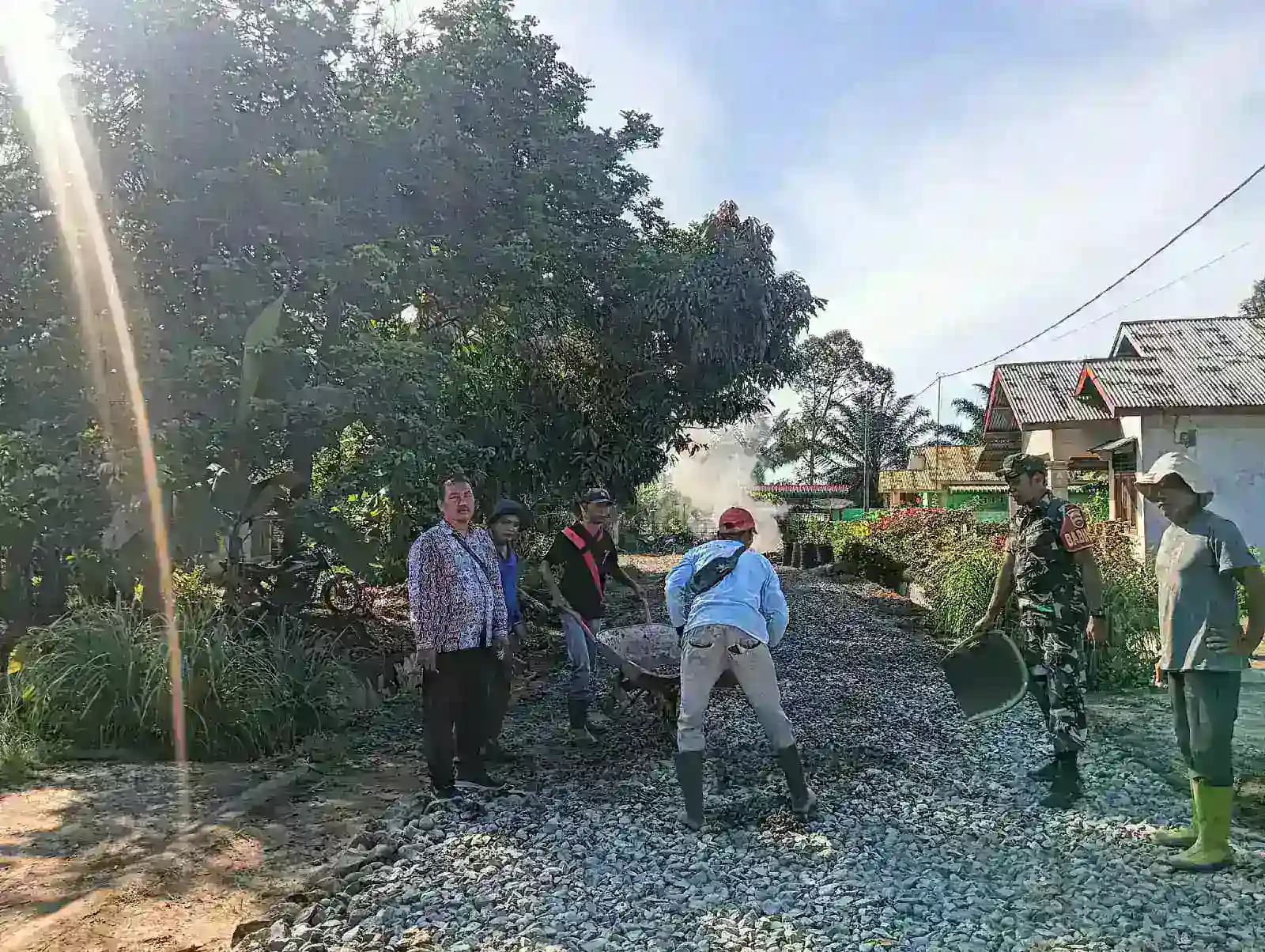 Kolaborasi Membangun Negeri, Babinsa Dan Aparat Desa Bersama Kawal Pembangunan Infrastruktur Nagori Lingga.