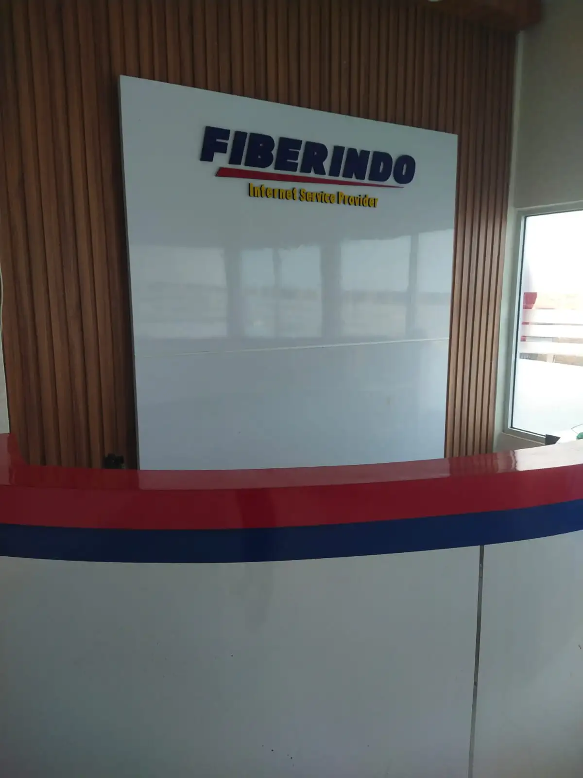 Diduga Belum Kantongi Izin Kementrian Kominfo, Aktivitas Wifi PT Fiberindo di Tanah Jawa Disorot, Kabel Tumpang Di Tiang PLN.