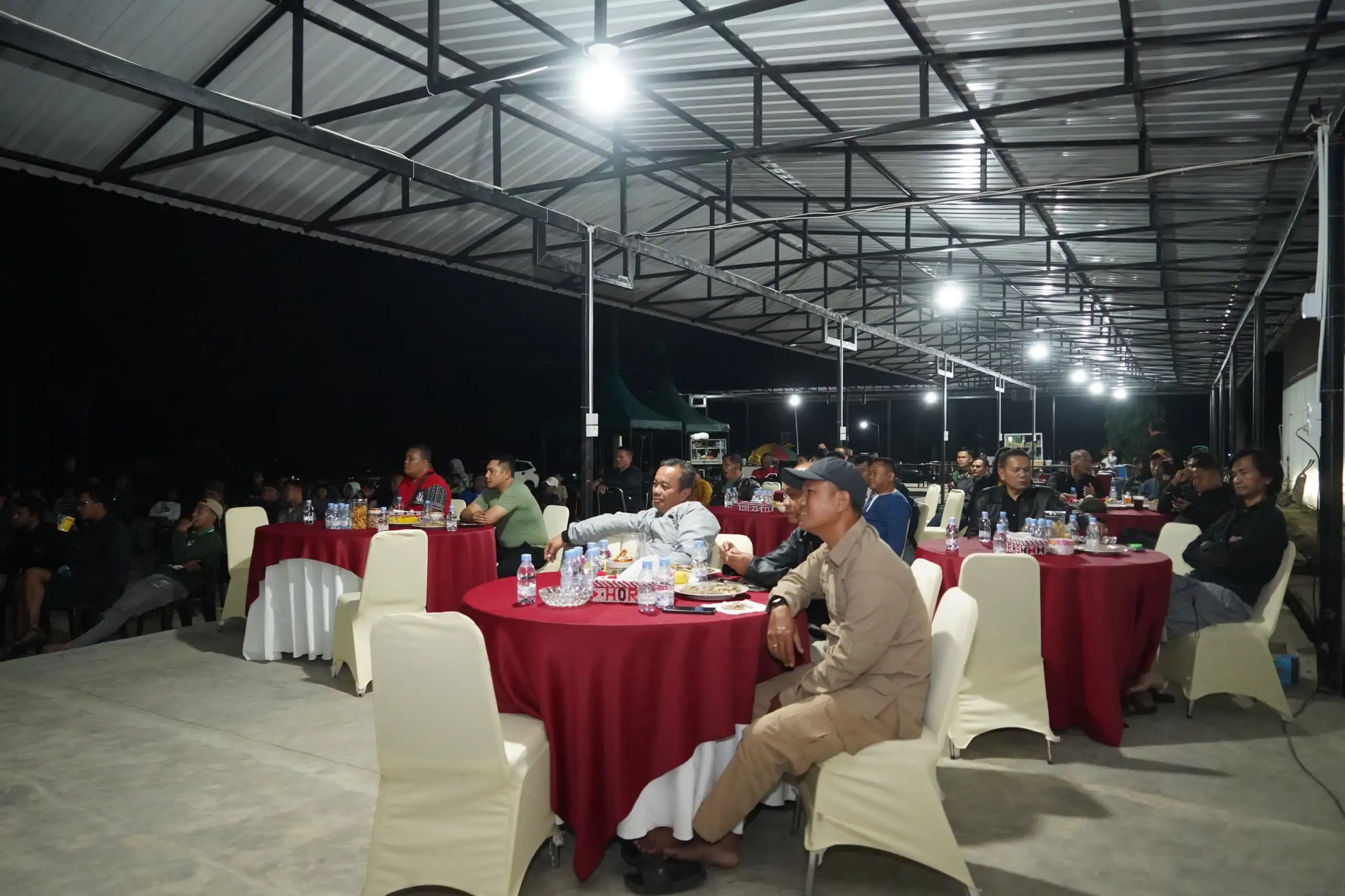 Bola Menyatukan, TNI Dan Rakyat Larut Dalam Semangat Nobar Di Korem 022/PT.