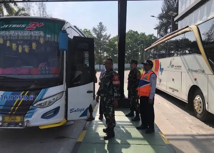 Arus Mudik Meningkat, Babinsa Siantar Utara Hadir Amankan Dan Layani Penumpang Di Terminal Tanjung Pinggir