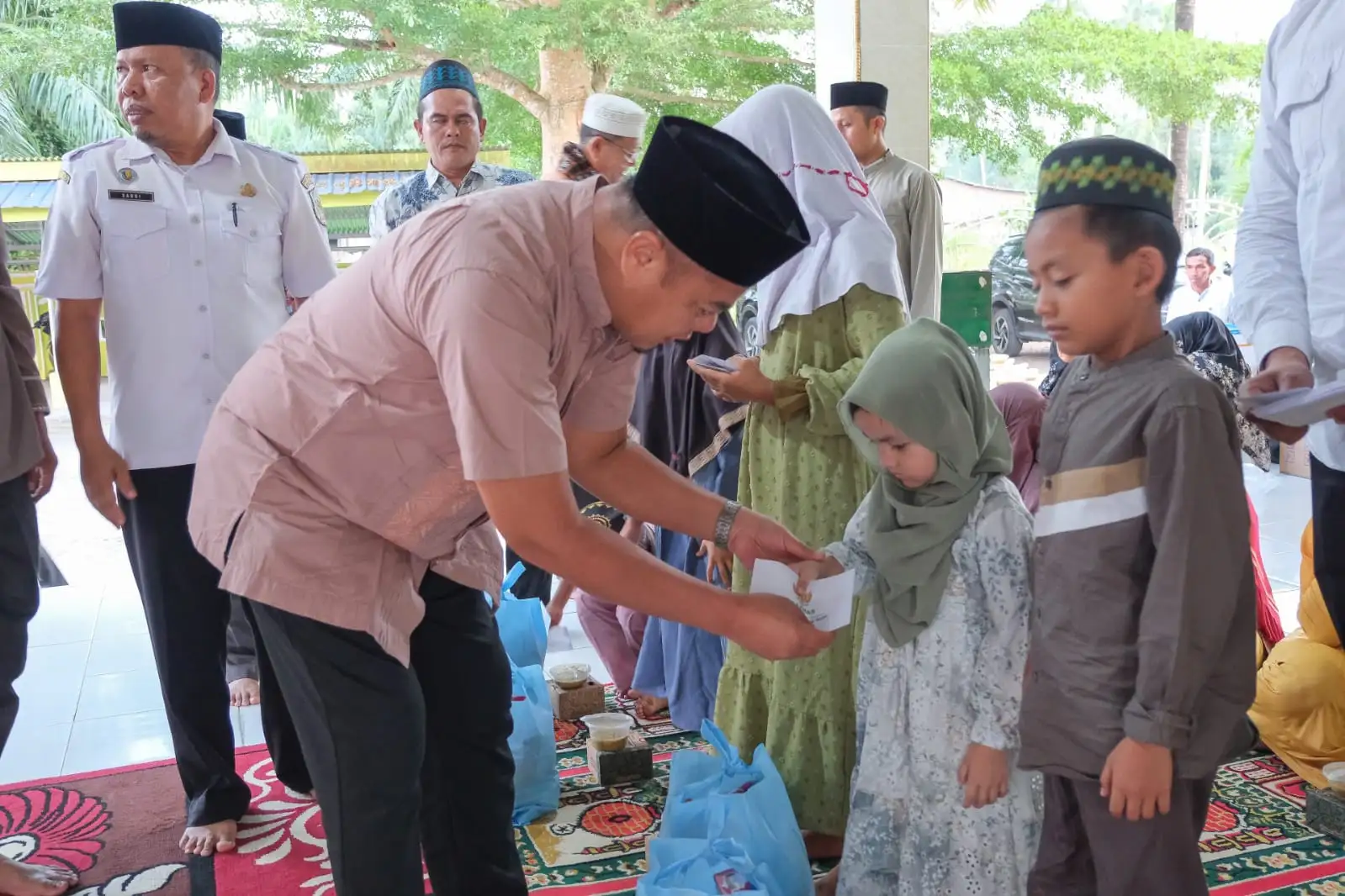 Safari Ramadan ke-12 di Desa Gambus Laut, Wabup Syafrizal Serahkan Bantuan dan Santunan