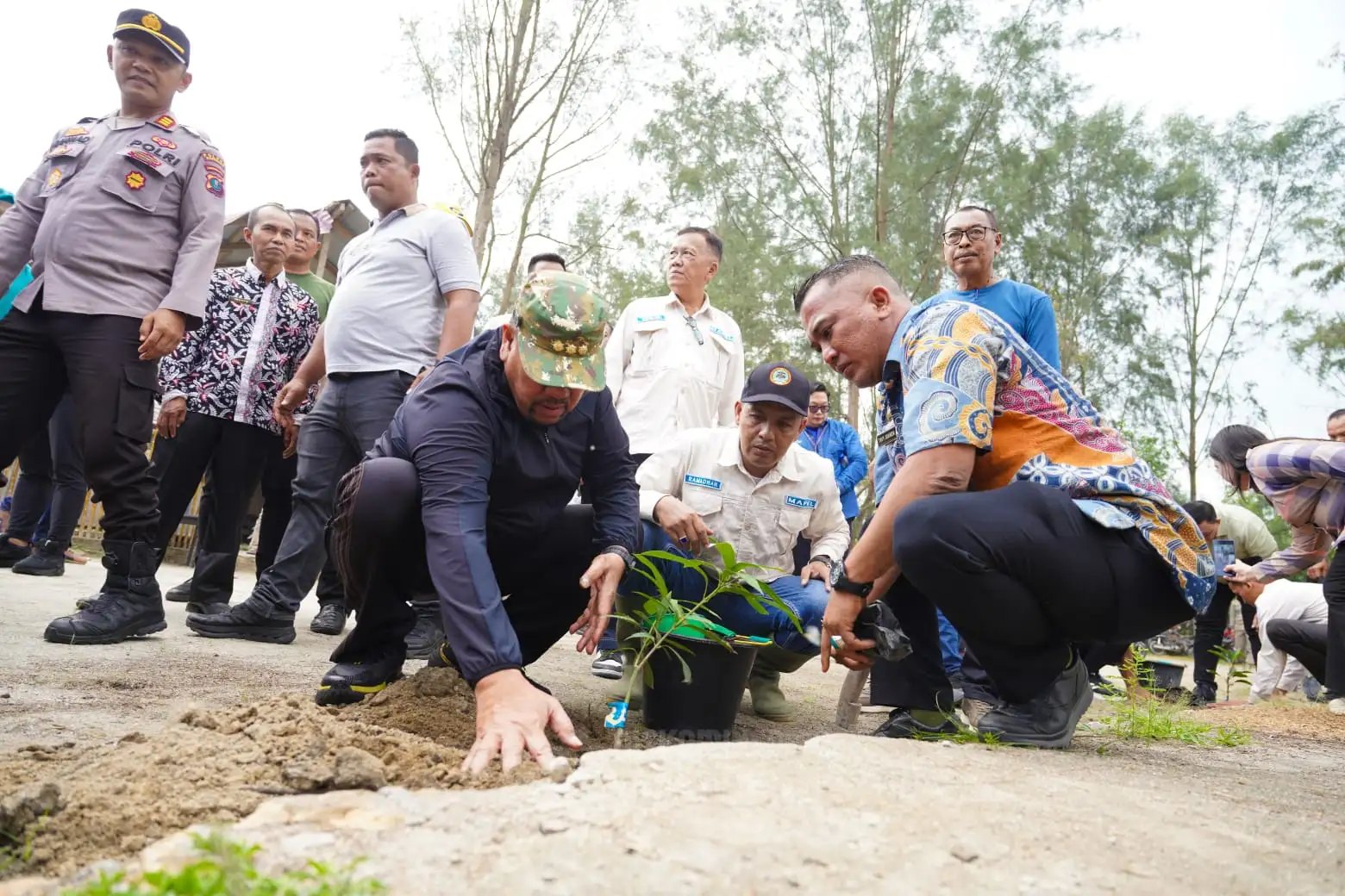 Peringati Hari Peduli Sampah Nasional 2026 Bupati Batu Bara Pimpin Penanaman Pohon di Pantai Datuk