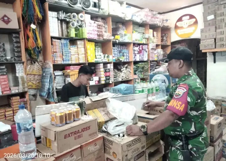 Babinsa Koramil 14/Raya Turun Langsung Pastikan Ketersediaan Sembako Jelang Lebaran.