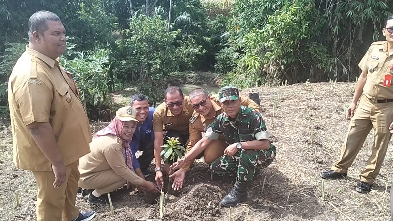 Danramil dan Forkopimcam Siantar Marihat Tanam Pohon Di Pinggir Sungai, Dorong Kepedulian Lingkungan.