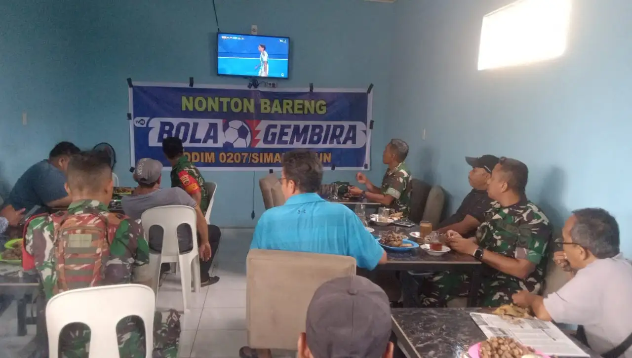 Nonton Bareng Piala Dunia 2026, TNI Dan Warga Siantar Marihat Pererat Kebersamaan Lewat Sepak Bola.