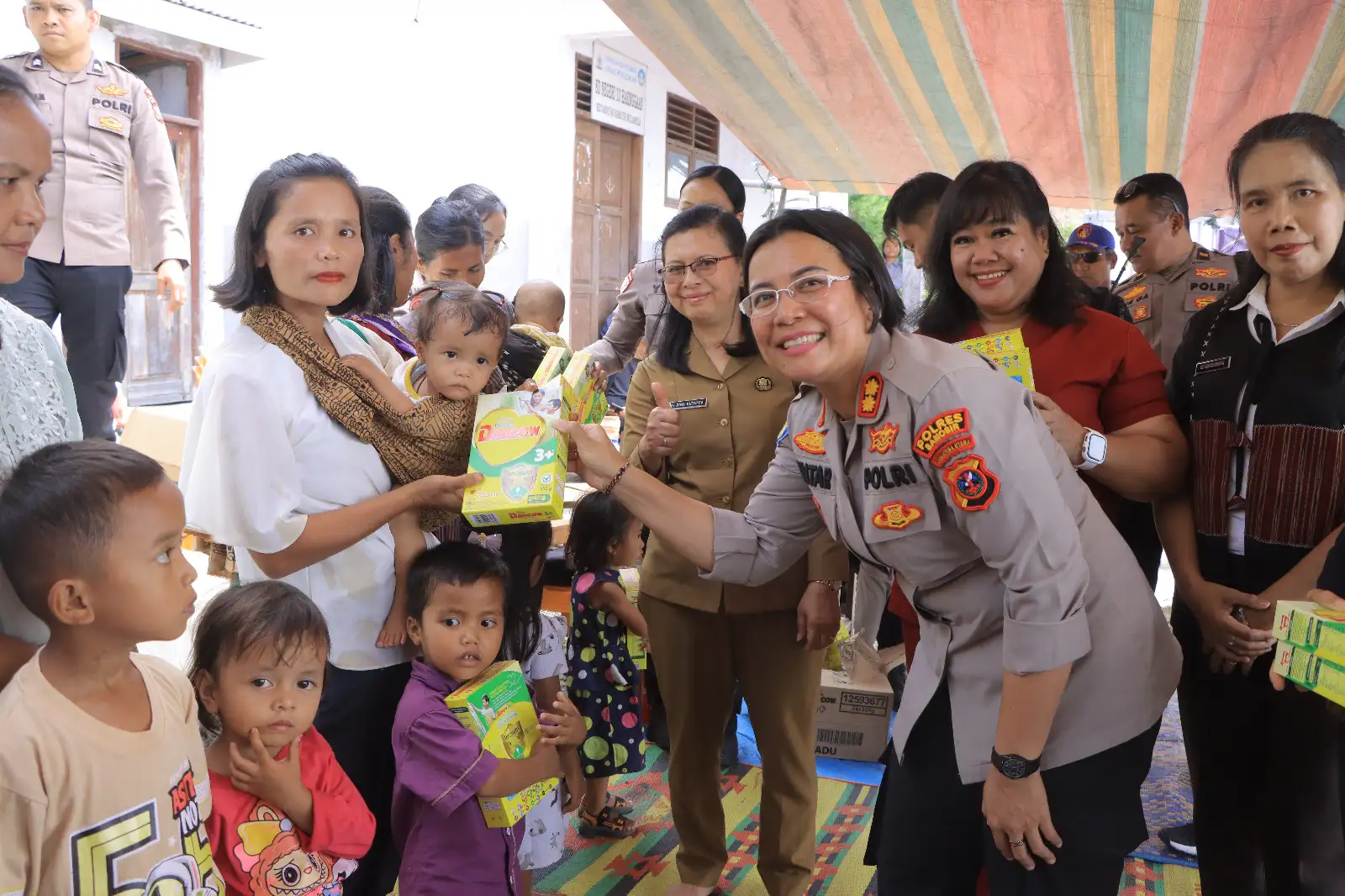 Polres Samosir Gelar Bakti Sosial Dan Kesehatan Di Hasinggahan, Ratusan Warga Dan Pelajar Terima Manfaat.