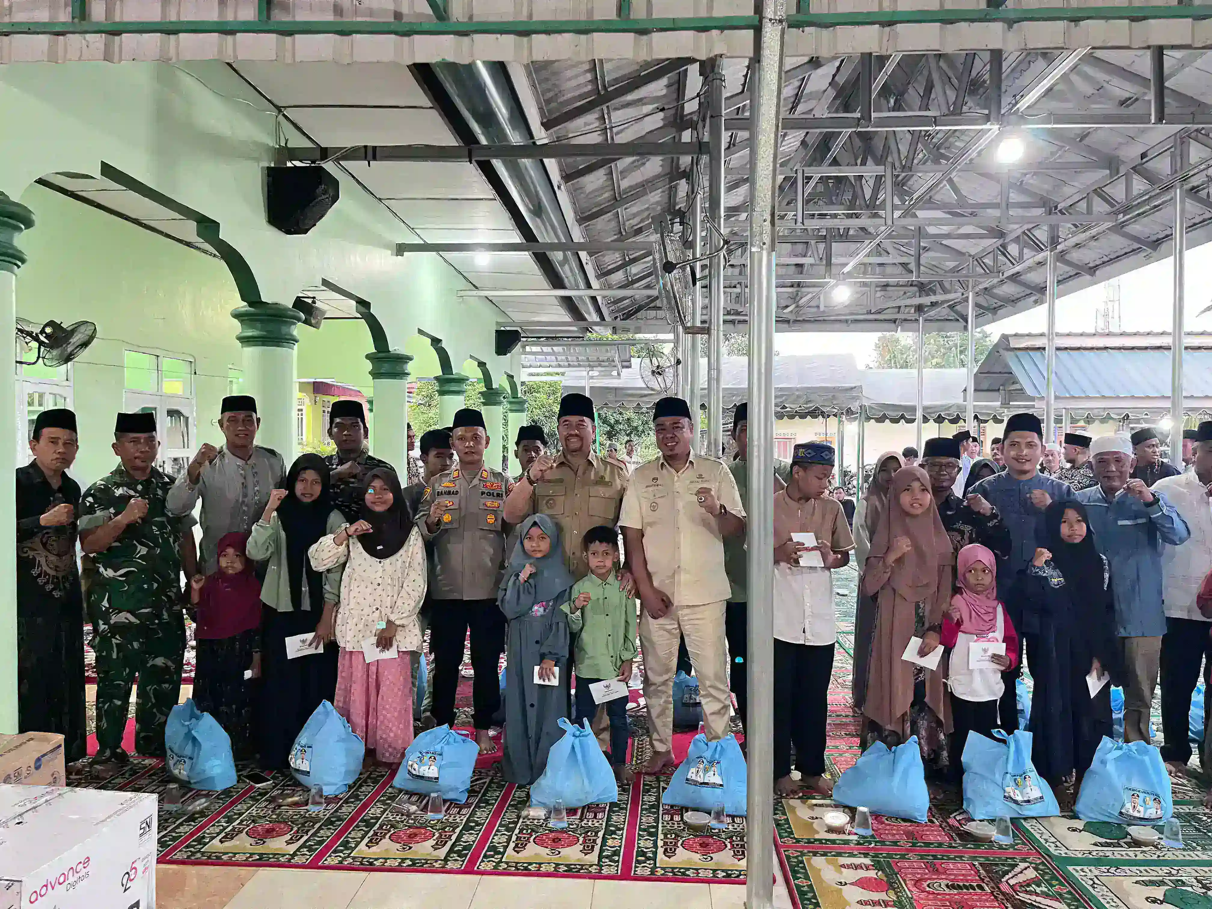 Safari Ramadan ke - 7 di Desa Laut Tador, Bupati Baharuddin Serahkan Bantuan untuk Masjid dan Anak Yatim