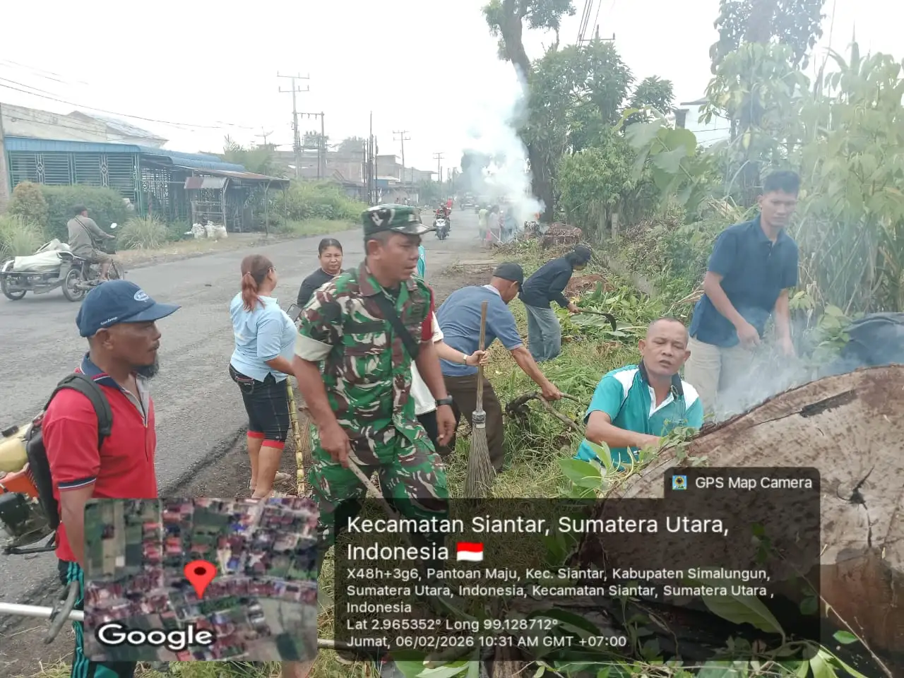 Babinsa Koramil 08/Bangun Bersama Warga Gelar Jumat Bersih Di Jalan Asahan.