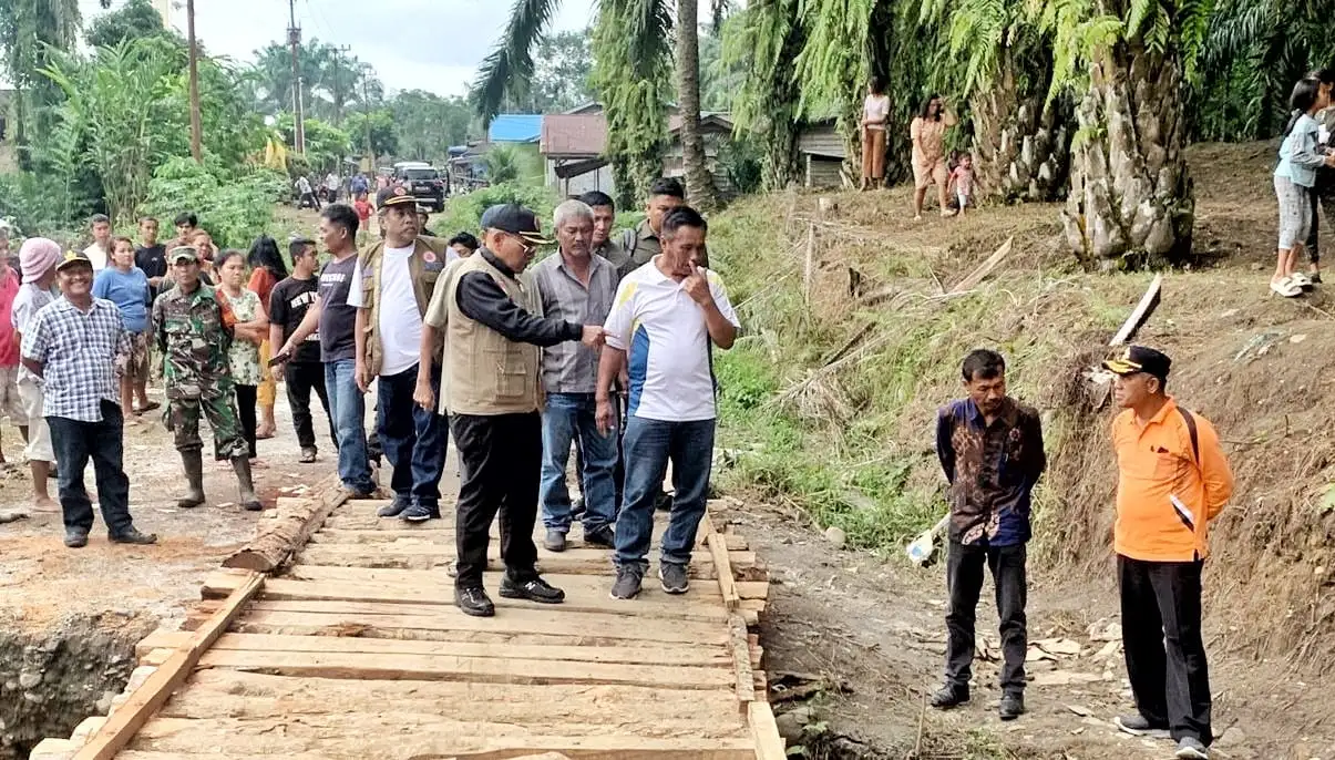 Bupati Simalungun Tegaskan: Penanganan Longsor Di Nagori Marubun Lokkung Akan Dituntaskan Sampai Selesai.