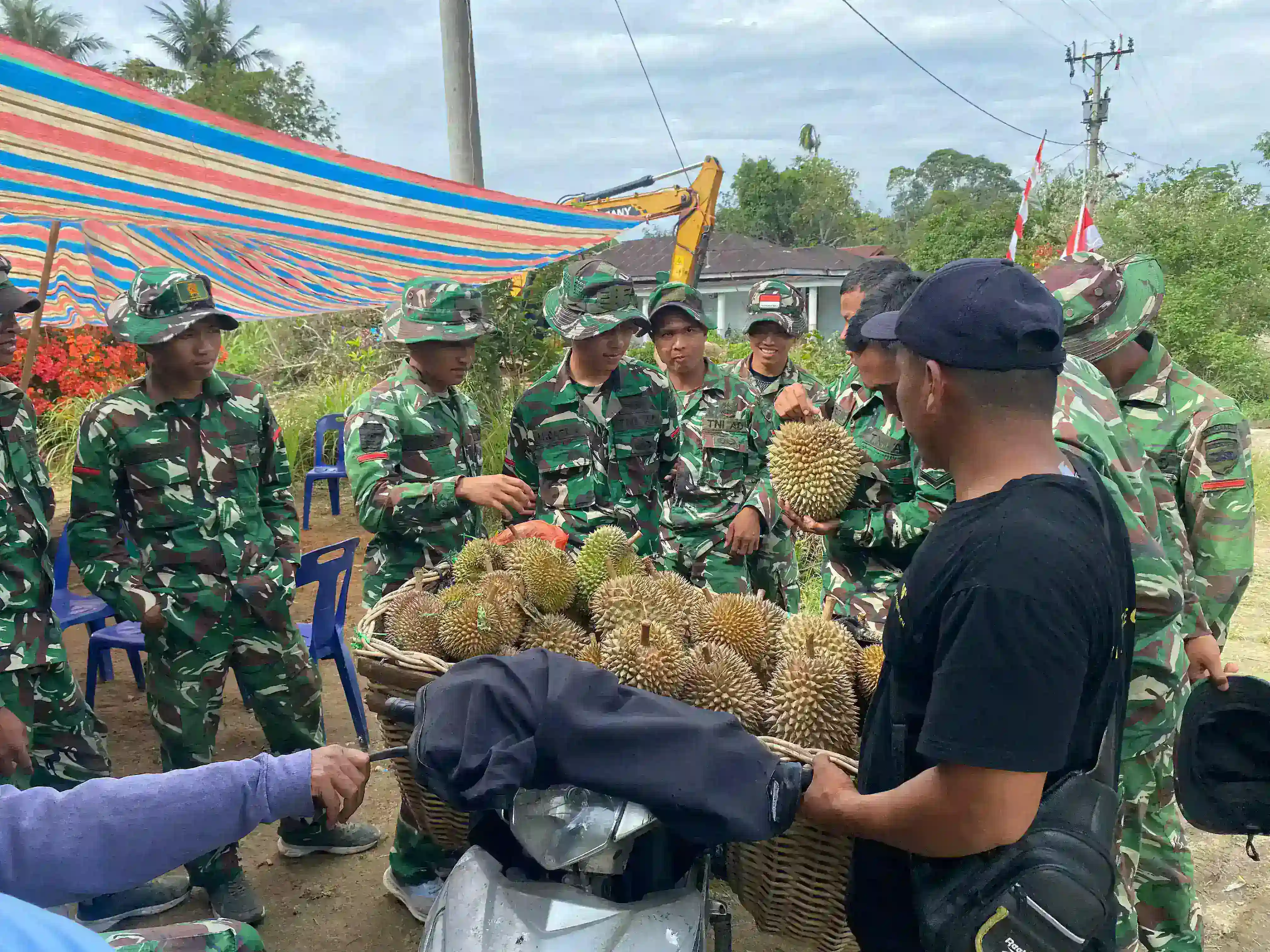 Borong Durian Warga, Satgas TMMD Ke-127 Kodim 0207/Simalungun Bantu Dongkrak Ekonomi Petani.