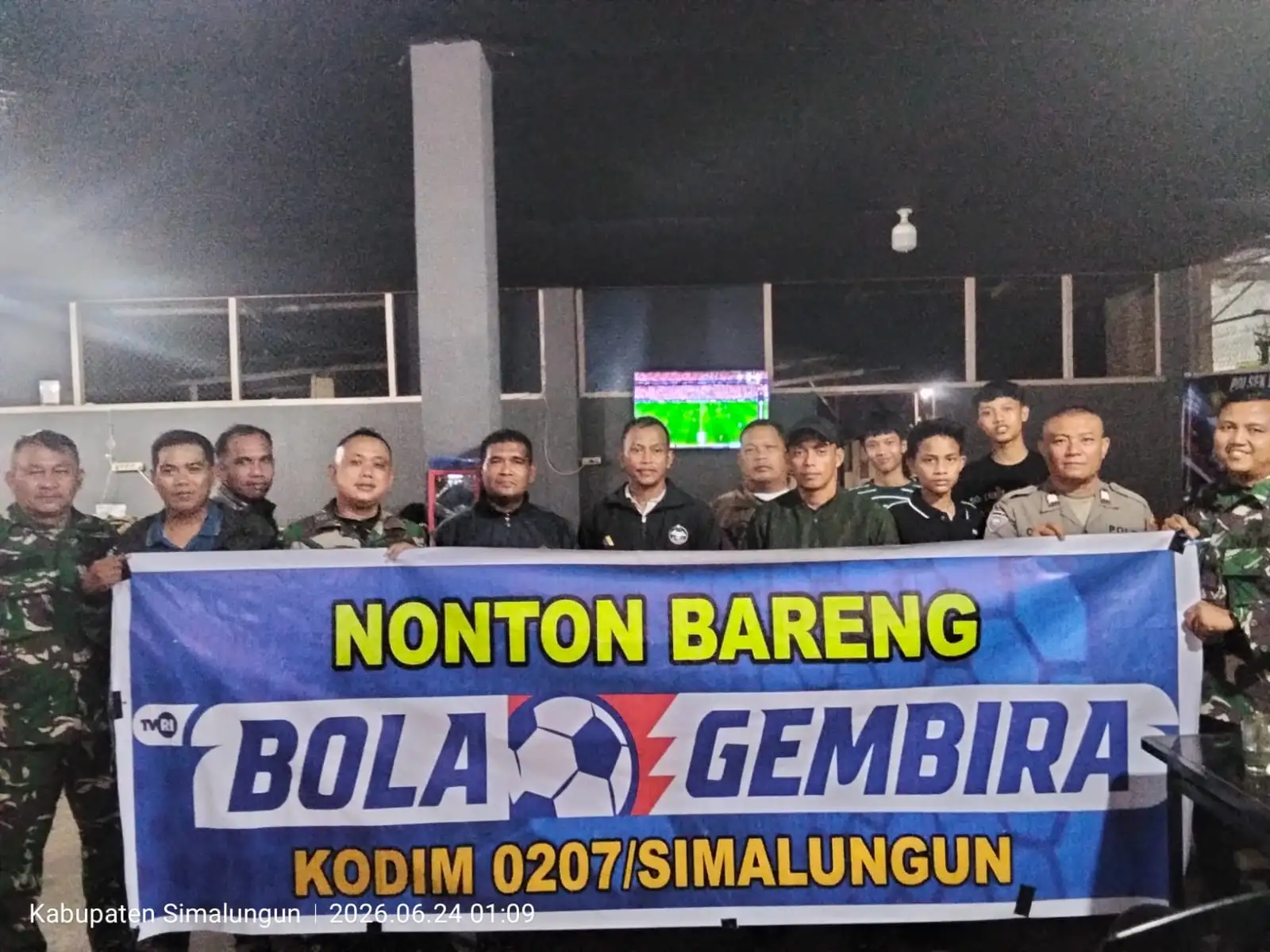 Semangat Sepak Bola Dunia Menggema di Serbalawan Dan Sidamanik, Kodim 0207/Simalungun Gelar Nobar Bersama Warga.