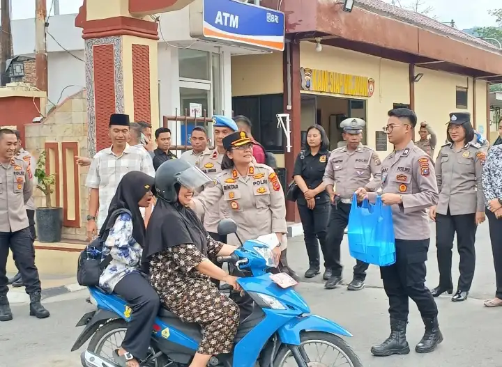 Polres Samosir Berbagi Takjil Di Bulan Suci Ramadan 1447 H/2026 M, Wujud Kepedulian Kepada Masyarakat
