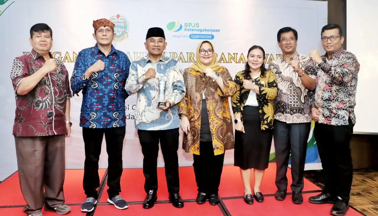 Bupati Simalungun Terima Penghargaan Paritrana Award 2025: Wujud Komitmen Dalam Memberikan Perlindungan Kepada Pekerja Rentan