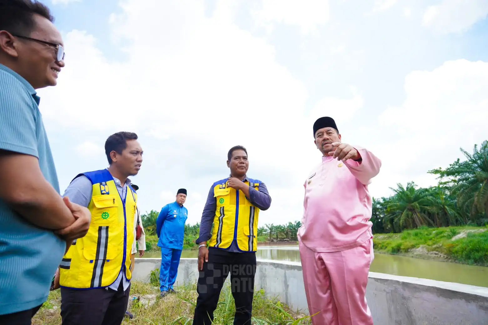 Bupati Baharuddin Tinjau Langsung Pembangunan Penahan Tanah dan Bendungan Tanah Merah