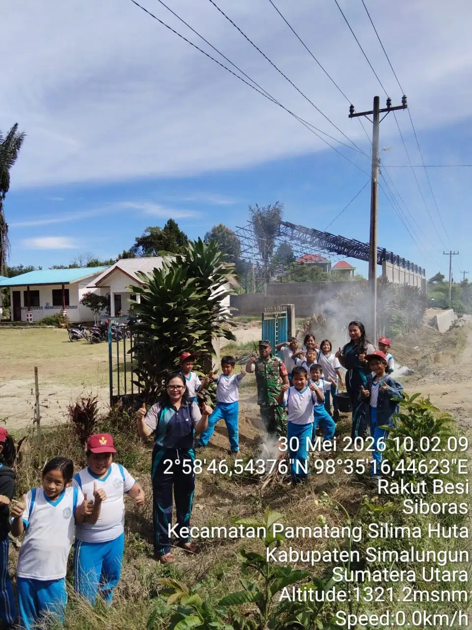 BABINSA KORAMIL 12/SARIBU DOLOK GOTONG ROYONG BERSAMA GURU DAN MURID SD NEGERI SIBORAS.