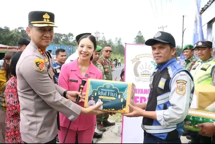 Pastikan Mudik Aman, Kapolres Dairi Dan Forkopimda Tinjau Pos Pelayanan Sambil Bagikan Parsel